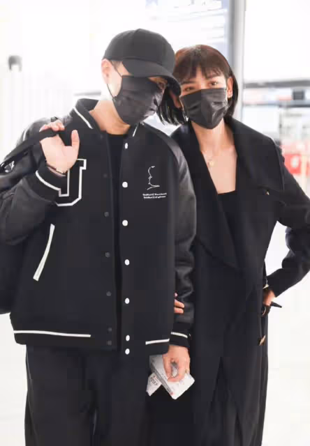 李曉峰陪劉愷威話劇演出，兩人去便利店購物，一同回家疑似同居
