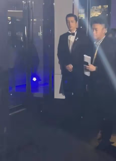 39歲胡歌出席活動，被安排和模特互動，對方穿著大膽時尚顯尷尬