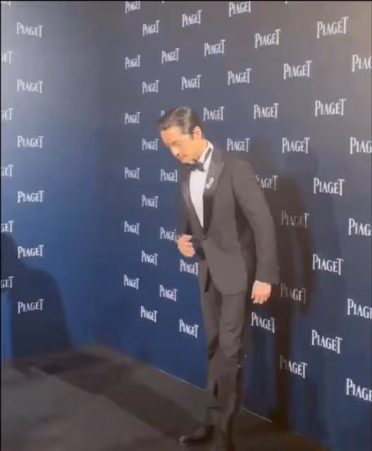 39歲胡歌出席活動，被安排和模特互動，對方穿著大膽時尚顯尷尬