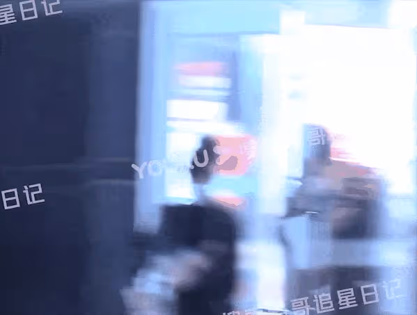 劉愷威李曉峰一起逛便利店被拍曝光,看起來感情很穩定的樣子