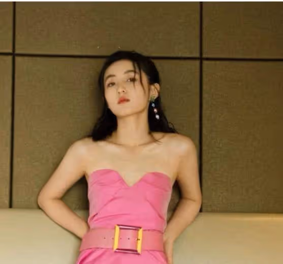 18歲張子楓發育太好,死亡芭比裙都穿,腰有多細啊?