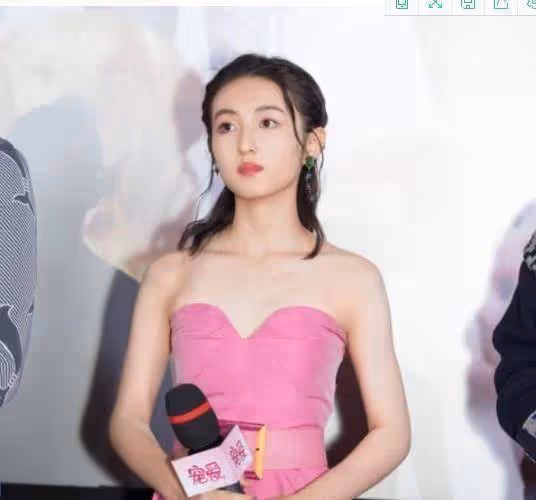 18歲張子楓發育太好,死亡芭比裙都穿,腰有多細啊?