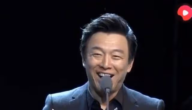 黃渤錯把佟麗婭的名字念錯,成了「佟亞麗」,高情商圓場又吸粉