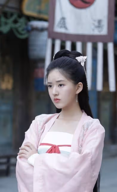 趙露思,彭小苒,鞠婧禕小花中的古裝美女,誰是90後神顏?