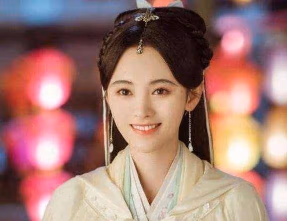 趙露思,彭小苒,鞠婧禕小花中的古裝美女,誰是90後神顏?