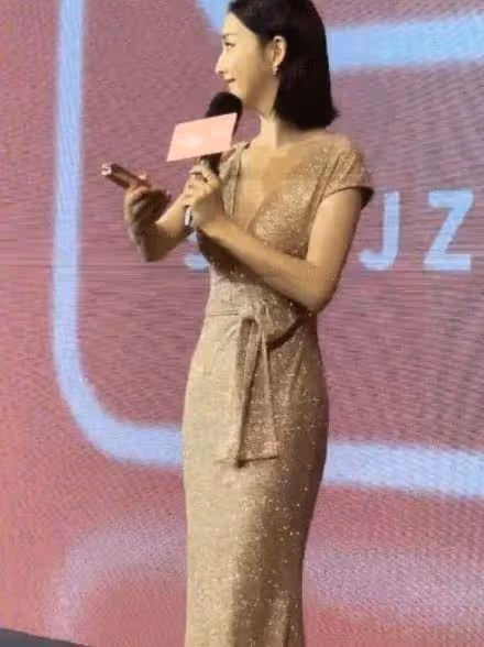 有種身材叫佟麗婭, 看到她側身照那一刻, 全網都羨慕陳思誠