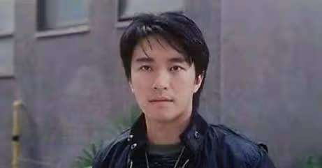 周星馳的高中同桌，被星爺騙去演戲，扮演「丑角」成名。