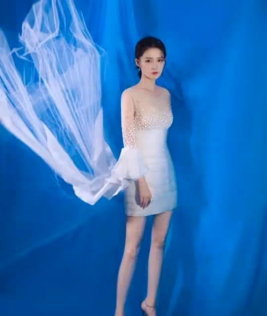 李沁的''水母裙''火了趙麗穎，迪麗熱巴都愛穿，優雅感十足
