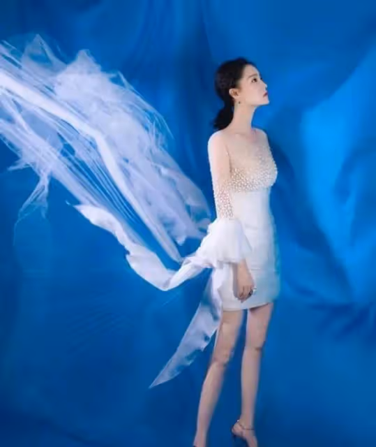 李沁的''水母裙''火了趙麗穎，迪麗熱巴都愛穿，優雅感十足