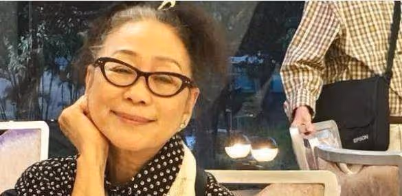 一張71歲的梅超風的近照，她是劉德華的母親，至今未婚頑強而孤獨