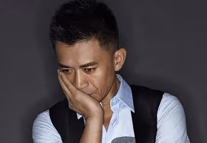 26歲出道，29歲第一段婚姻維持4年，二婚維持3年，三婚家庭幸福