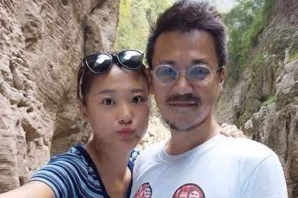 26歲出道，29歲第一段婚姻維持4年，二婚維持3年，三婚家庭幸福