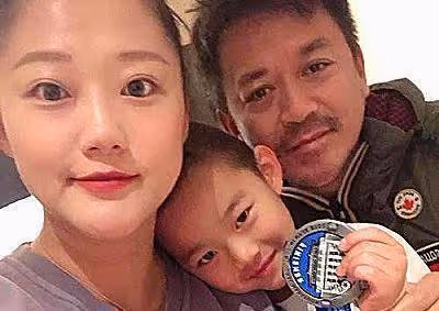 26歲出道，29歲第一段婚姻維持4年，二婚維持3年，三婚家庭幸福