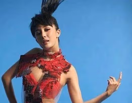 楊冪10年前的百事可樂廣告, C位已經不溫不火, 配角的她卻火了