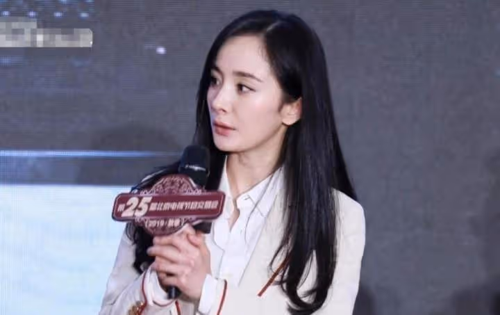 正式會議不能化濃妝，楊冪現場生圖被爆，這才是她33歲真正模樣吧