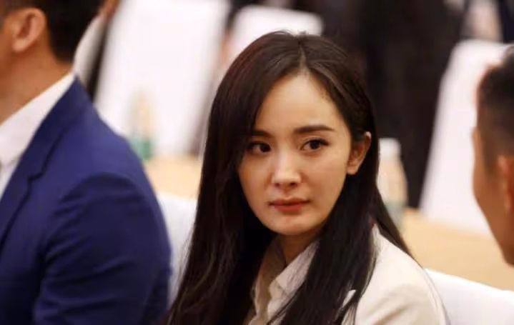 正式會議不能化濃妝，楊冪現場生圖被爆，這才是她33歲真正模樣吧