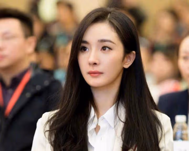 正式會議不能化濃妝，楊冪現場生圖被爆，這才是她33歲真正模樣吧