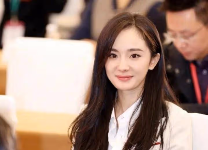 正式會議不能化濃妝，楊冪現場生圖被爆，這才是她33歲真正模樣吧