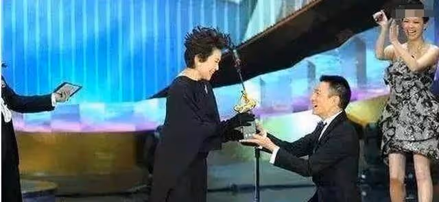她18歲結婚遭背叛，劉德華下跪為她頒獎，70歲再獲金像獎