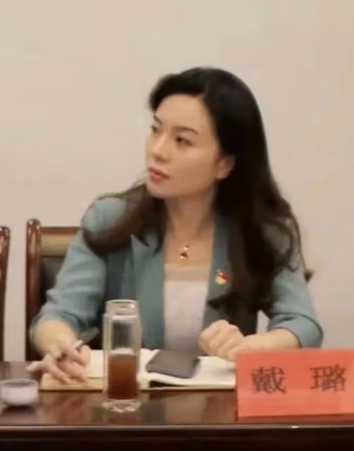 美艷且大膽的戴副局長，比陳區長還會玩，怪不得31歲就成了副局長