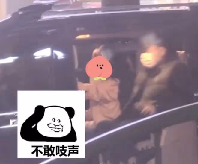 明道一家三口罕見同框，爸爸抱兒子外出用餐，妻子王婷萱溫柔賢惠