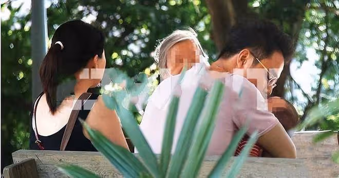 明道一家三口罕見同框，爸爸抱兒子外出用餐，妻子王婷萱溫柔賢惠