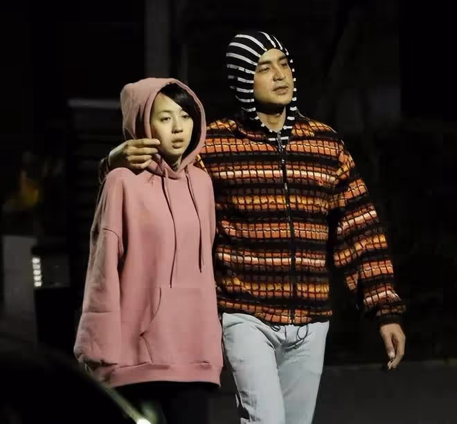 明道一家三口罕見同框，爸爸抱兒子外出用餐，妻子王婷萱溫柔賢惠