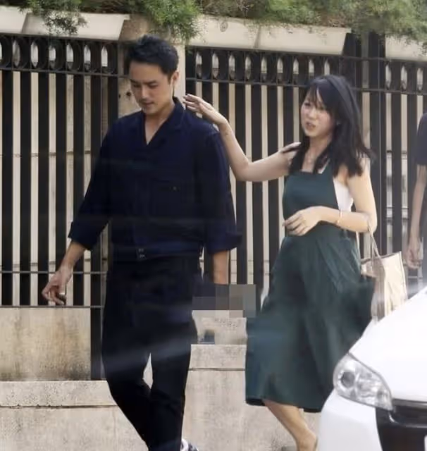 明道一家三口罕見同框，爸爸抱兒子外出用餐，妻子王婷萱溫柔賢惠