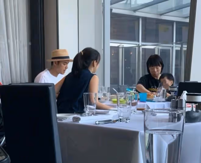 明道一家三口罕見同框，爸爸抱兒子外出用餐，妻子王婷萱溫柔賢惠