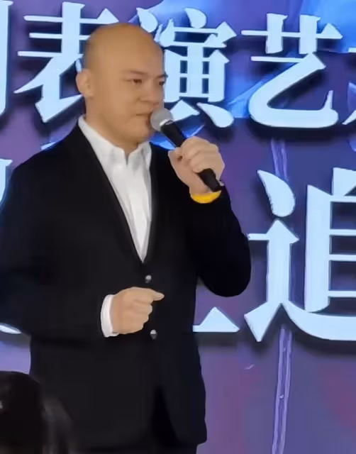 77歲老戲骨盧海潮去世，兒子現身追思會神情哀傷，不見親哥盧海鵬