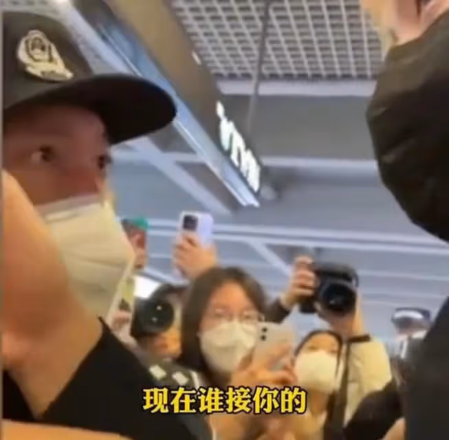 加拿大籍藝人余景天現身機場造擁堵,警察讓其離開,反遭粉絲推搡