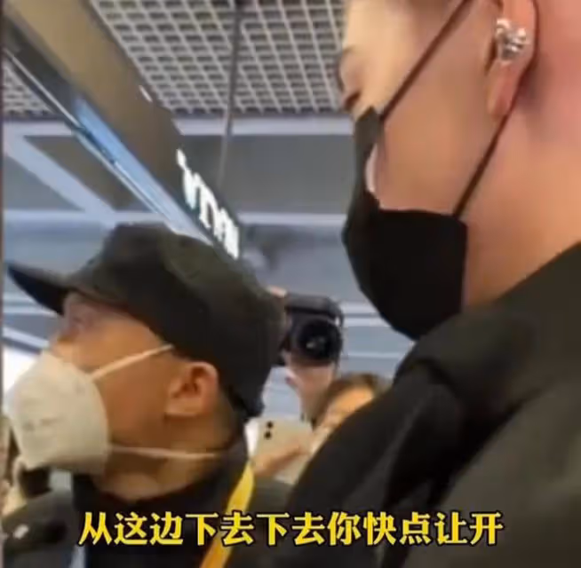 加拿大籍藝人余景天現身機場造擁堵,警察讓其離開,反遭粉絲推搡