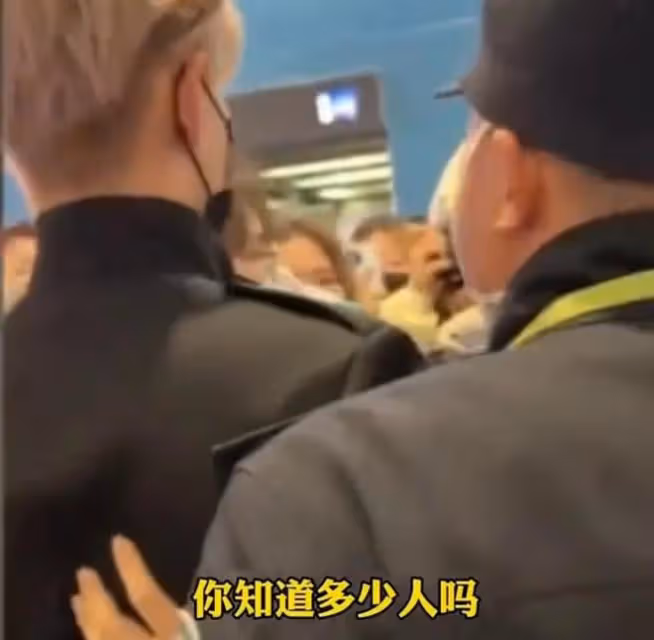 加拿大籍藝人余景天現身機場造擁堵,警察讓其離開,反遭粉絲推搡