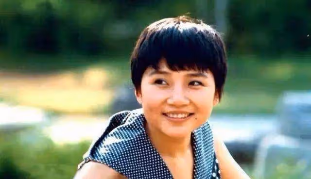 那個唱青藏高原的李娜,34歲決定削髮為尼,母親聽後整日以淚洗面
