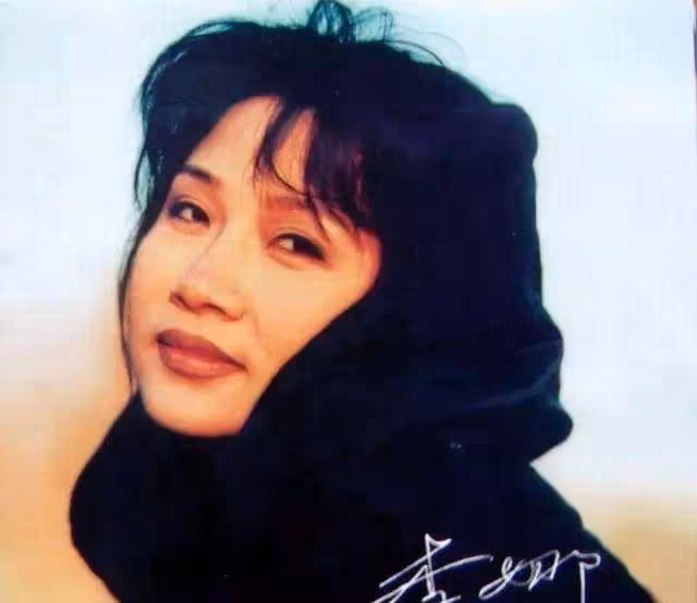 那個唱青藏高原的李娜,34歲決定削髮為尼,母親聽後整日以淚洗面
