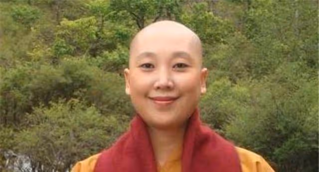 那個唱青藏高原的李娜,34歲決定削髮為尼,母親聽後整日以淚洗面