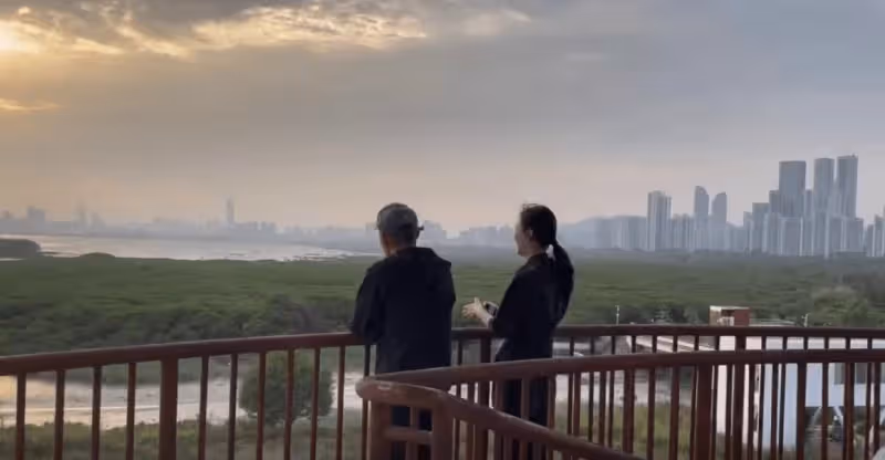 田朴珺王石婚變風波後首現身!兩人比心太幸福,男方表情無奈敷衍