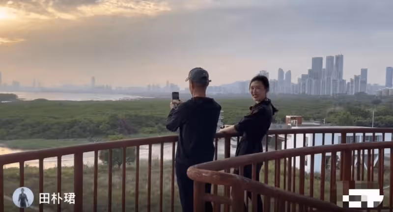 田朴珺王石婚變風波後首現身!兩人比心太幸福,男方表情無奈敷衍