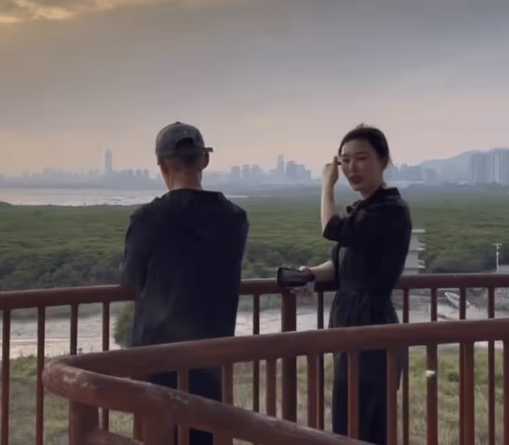 田朴珺王石婚變風波後首現身!兩人比心太幸福,男方表情無奈敷衍