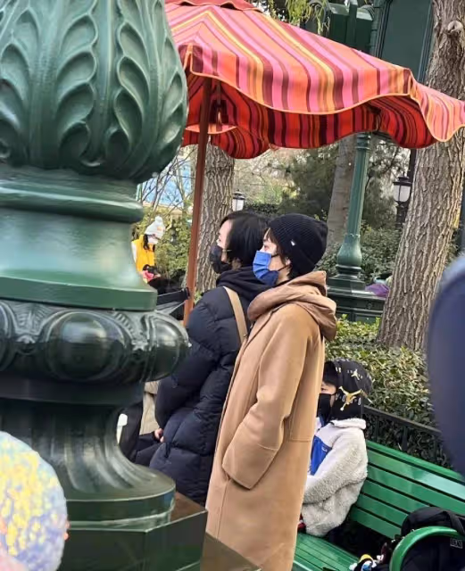 孫儷豪擲33萬辦迪士尼會員,帶兒女遊玩顯幸福,11歲等等顏值高