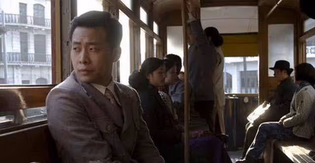 因太醜跑10年龍套,被女友拋棄後,開百萬豪車娶央視主持人為妻