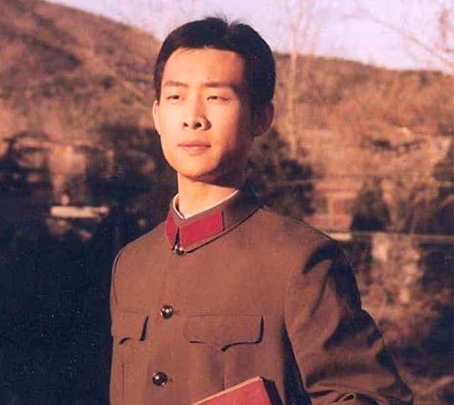 因太醜跑10年龍套,被女友拋棄後,開百萬豪車娶央視主持人為妻