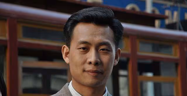 因太醜跑10年龍套,被女友拋棄後,開百萬豪車娶央視主持人為妻