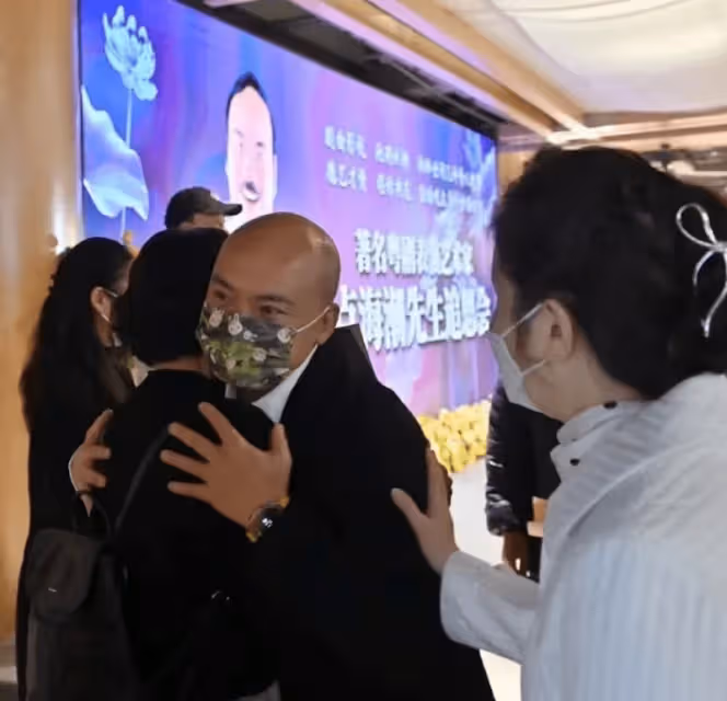 盧海潮追思會現場,哥哥盧海鵬未能前來,兒子曬祖孫合照引人淚目