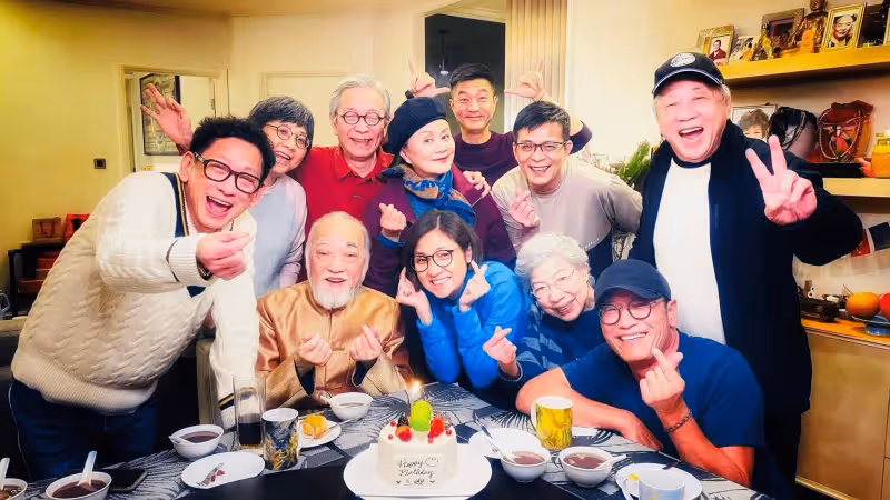 盧海潮追思會現場,哥哥盧海鵬未能前來,兒子曬祖孫合照引人淚目