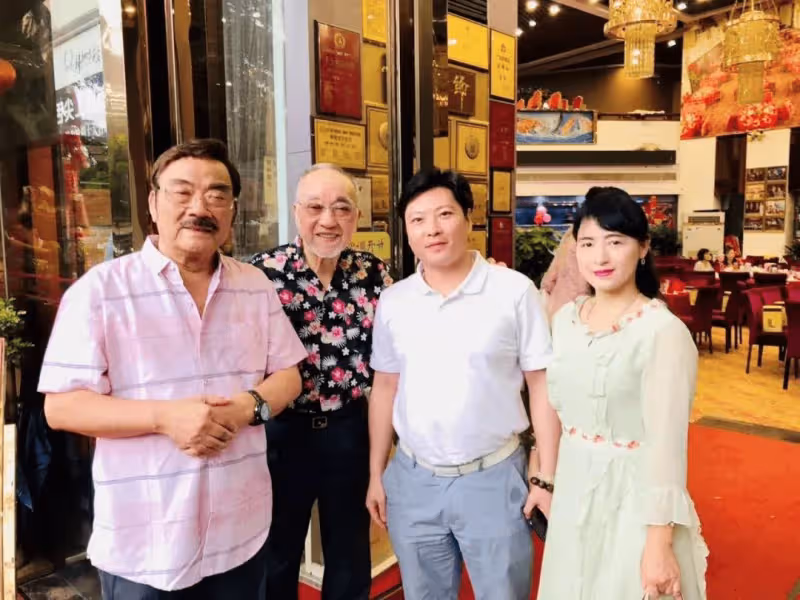 盧海潮追思會現場,哥哥盧海鵬未能前來,兒子曬祖孫合照引人淚目