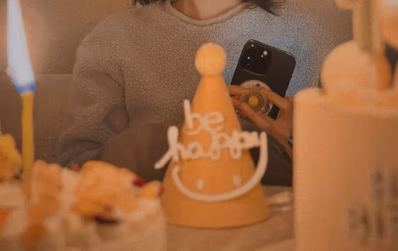 張小斐工作室是照慶生，37歲狀態完美似少女，皮膚白皙五官精緻