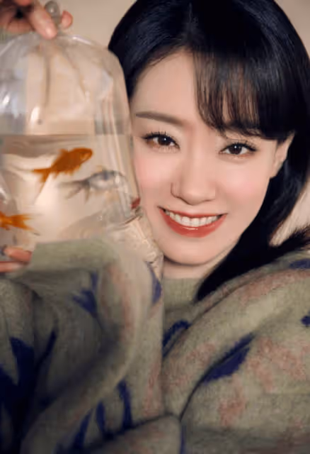 張小斐工作室是照慶生，37歲狀態完美似少女，皮膚白皙五官精緻
