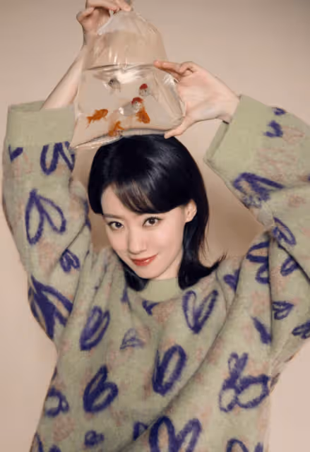 張小斐工作室是照慶生，37歲狀態完美似少女，皮膚白皙五官精緻