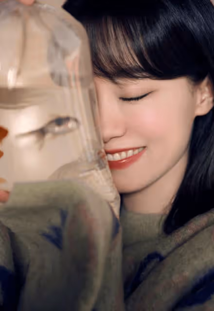 張小斐工作室是照慶生，37歲狀態完美似少女，皮膚白皙五官精緻